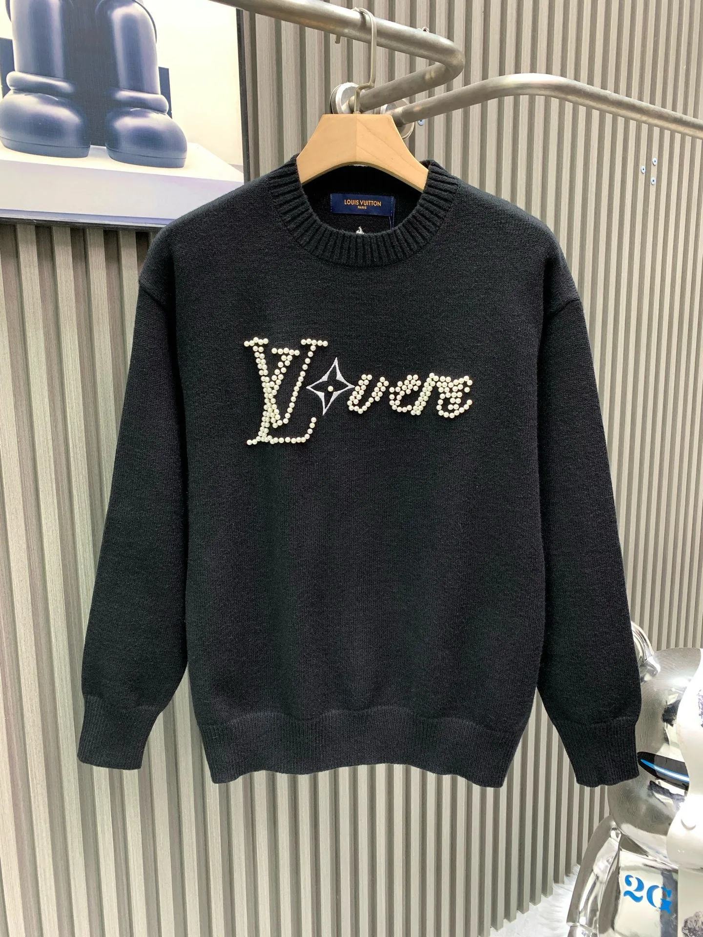 🅿️380 🀄️ Louis Vuitton Louis Vuitton 1v*/Louis 25 new Fei Dong pearl letter sweater with LV Lovers logo and Monogram floral embroidery integrated into it. It can be matched and achieved as a casual choice in the changing seasons. Casual fit. LV Lovers is displayed on the chest and is stitched with pearls. 3D Monogram floral embroidery is presented on the back collar. Marque L.Vuitton déposée Embroidery, ribbed collar, cuffs and hem. Dyeing process gives the garment fabric a soft texture. Classic trademark letter design restores consistent size spacing. New wash mark and mold opening to customize loose shoulder fit.